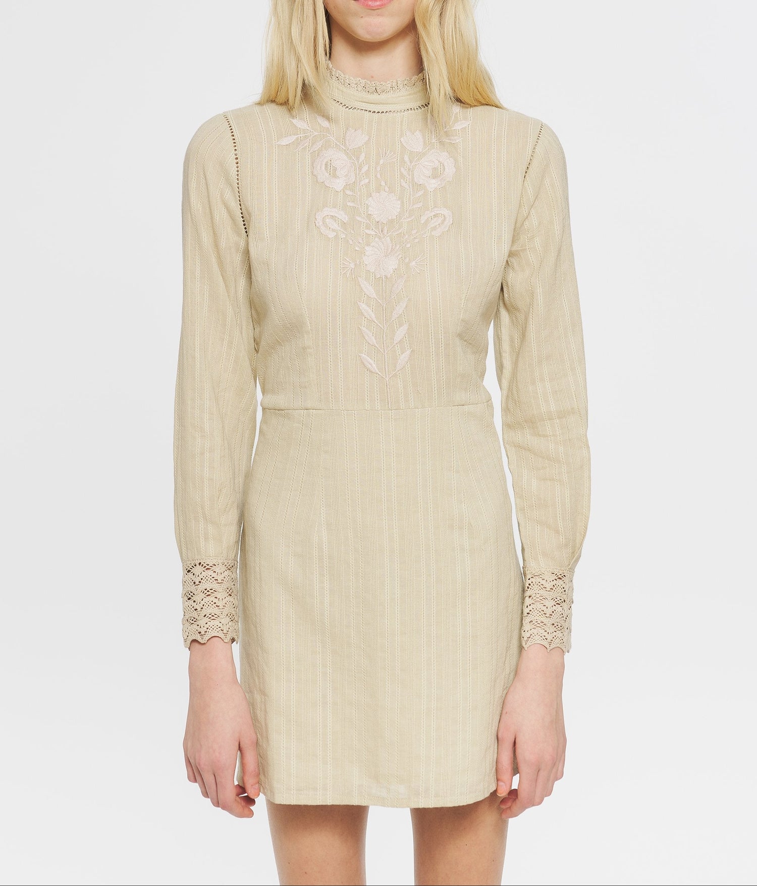 Robe courte brodée Kiss