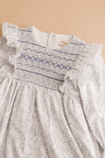 Léa-Rosa, robe à smocks imprimé feuillage dans les tons bleus