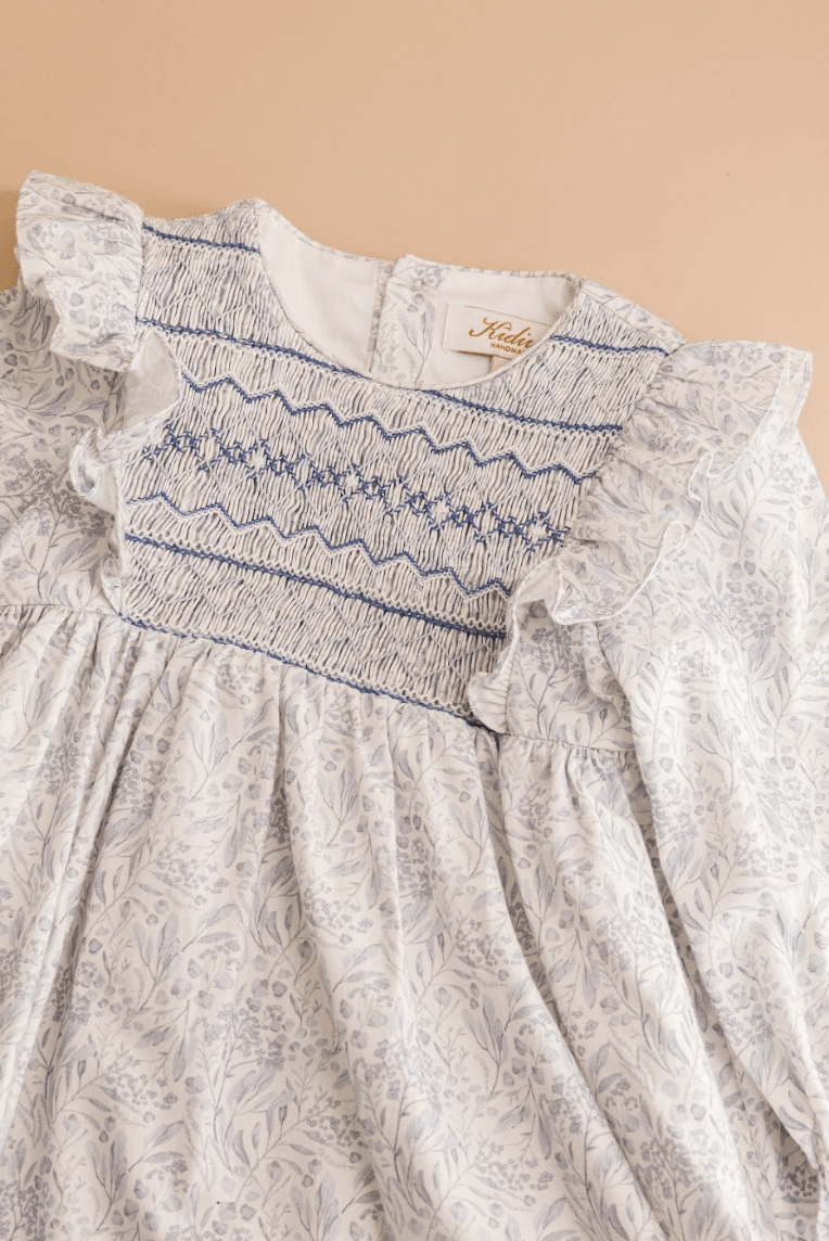 Léa-Rosa, robe à smocks imprimé feuillage dans les tons bleus