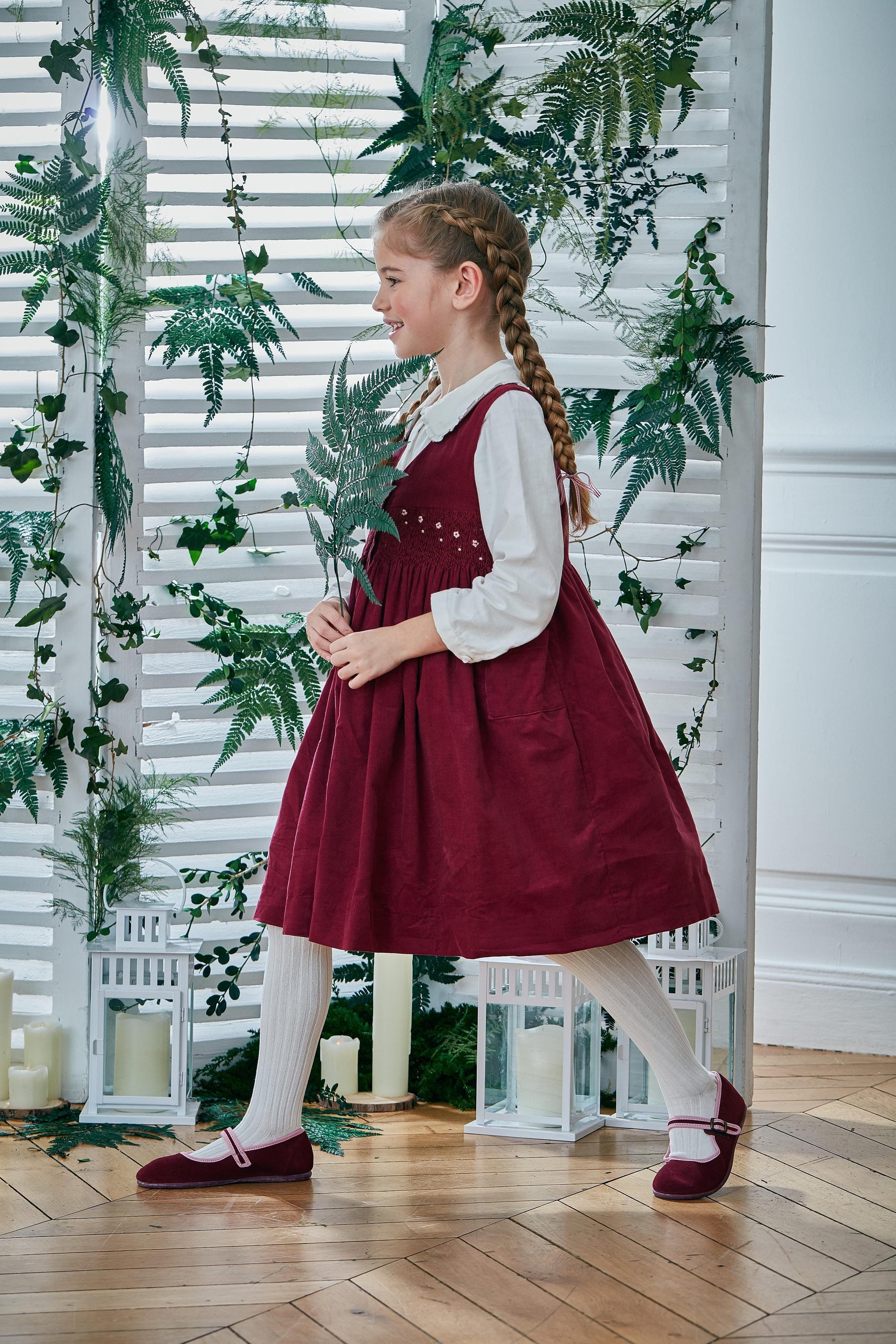 Lily, Robe chasuble, col V, poches et ouverture devant, en velours côtelé bordeaux - Lily, Pinafore dress, V-neck, pockets and front opening, in Bordeaux corduroy