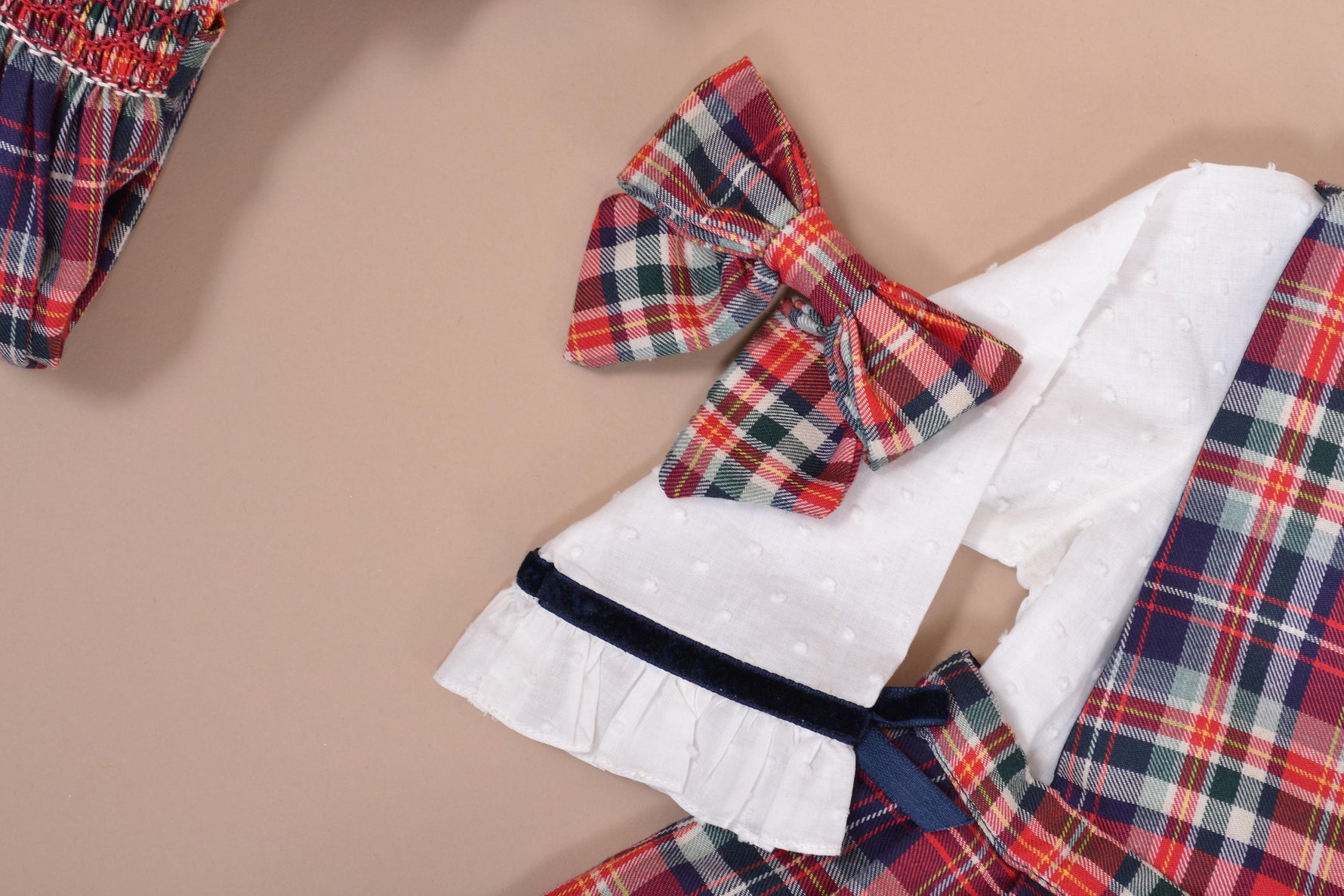 Mayeule, Jupe plissée réversible à bretelles, encolure cache-cœur ou ronde, en tartan rouge - Mayeule, Reversible pleated skirt with straps, wrap-around or round neckline, in Red tartan