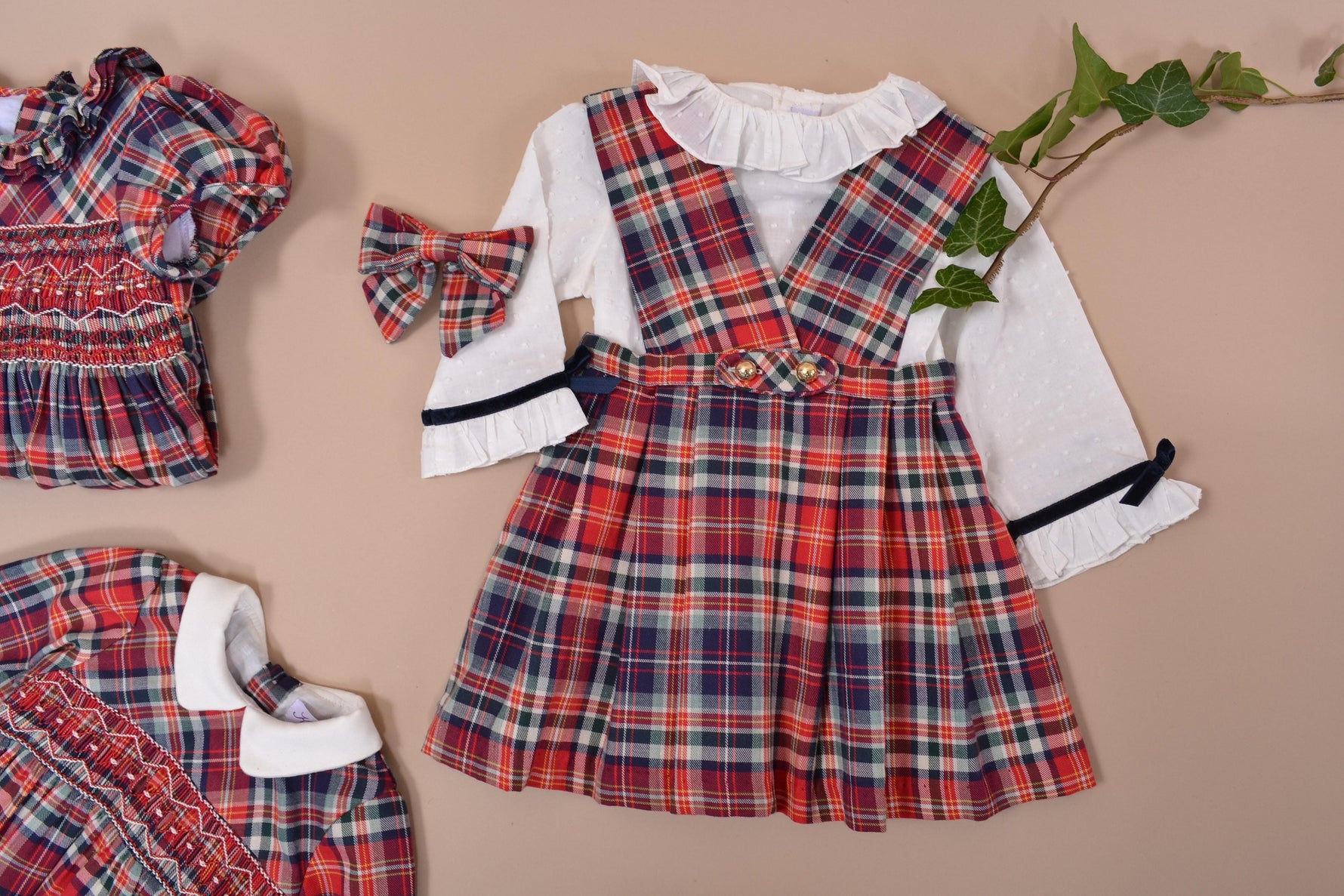 Mayeule, Jupe plissée réversible à bretelles, encolure cache-cœur ou ronde, en tartan rouge - Mayeule, Reversible pleated skirt with straps, wrap-around or round neckline, in Red tartan