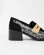 zoom sur nos mocassins à talon en cuir imprimé serpent gris et cuir velours noir