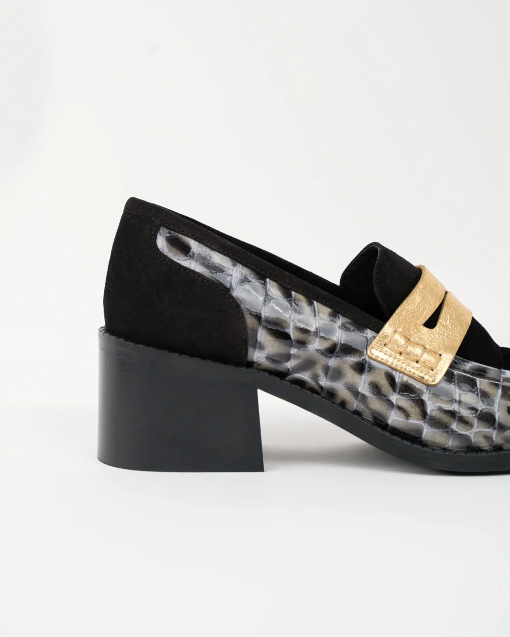 zoom sur nos mocassins à talon en cuir imprimé serpent gris et cuir velours noir