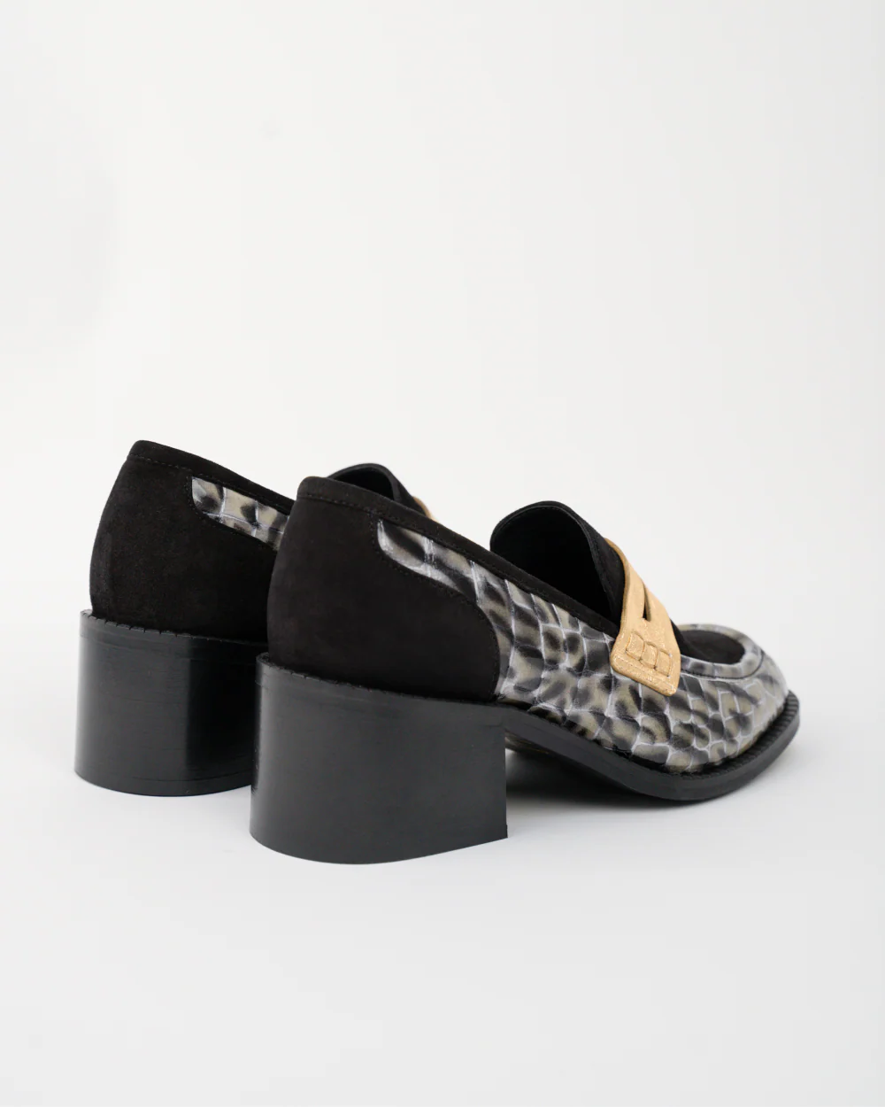 zoom sur nos mocassins à talon en cuir imprimé serpent gris et cuir velours noir