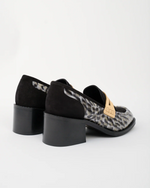 zoom sur nos mocassins à talon en cuir imprimé serpent gris et cuir velours noir