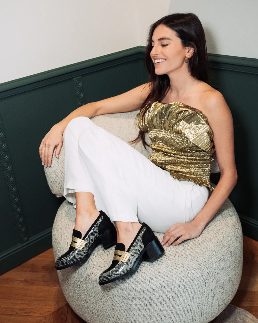 zoom sur nos mocassins à talon en cuir imprimé serpent gris et cuir velours noir