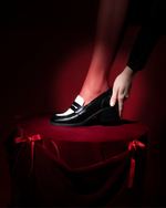 PABLO mocassins à talons pour femme en cuir upcyclé et ultra confortable. Cuir noir vernis et cuir blanc. 