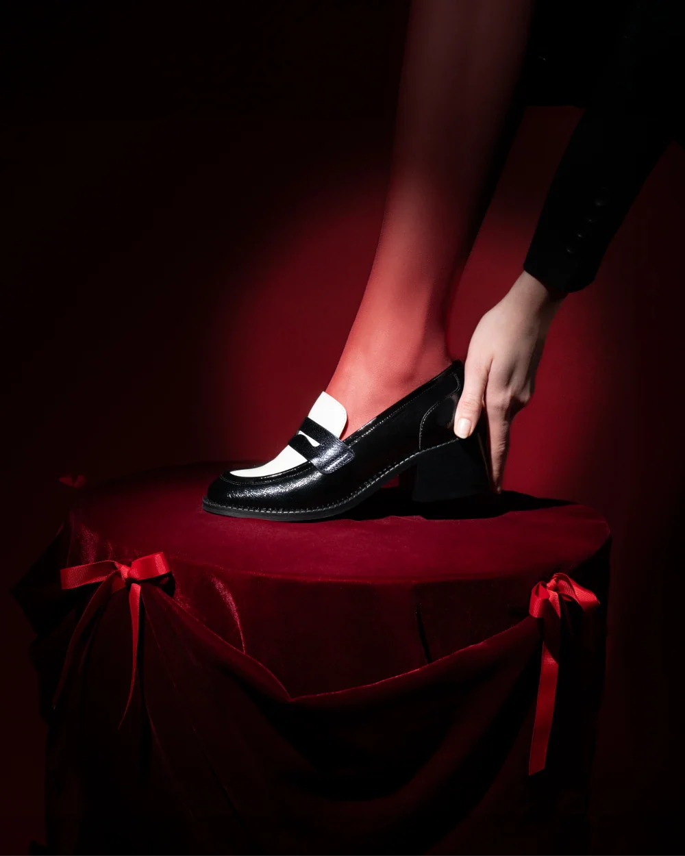 PABLO mocassins à talons pour femme en cuir upcyclé et ultra confortable. Cuir noir vernis et cuir blanc. 