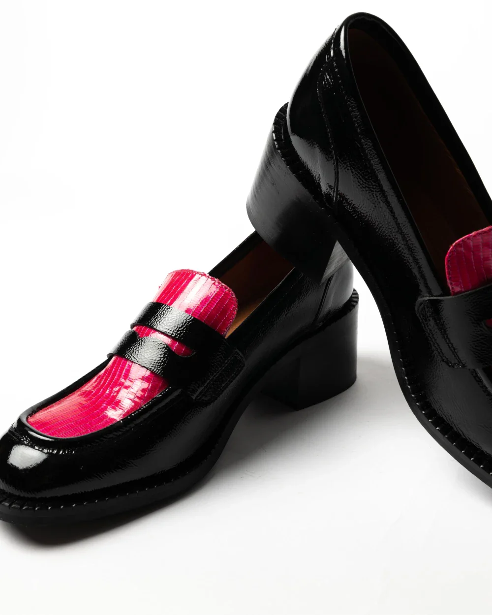 découvrez PABLO Mon chéri, le mocassin cuir noir et fuchsia pour une touche colorée au bureau