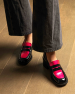 découvrez PABLO Mon chéri, le mocassin cuir noir et fuchsia pour une touche colorée au bureau
