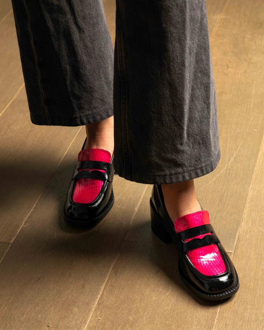 découvrez PABLO Mon chéri, le mocassin cuir noir et fuchsia pour une touche colorée au bureau