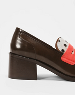 PABLO mocassins à talons pour femme en cuir upcyclé et ultra confortable. Cuir marron glacé et attache corail. 