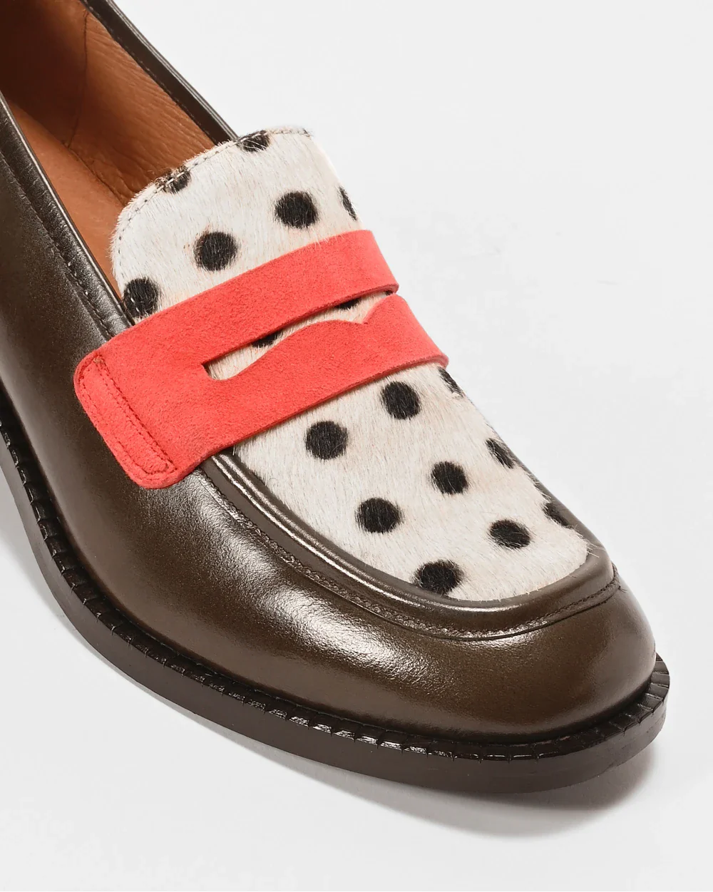 PABLO mocassins à talons pour femme en cuir upcyclé et ultra confortable. Cuir marron glacé et attache corail. 