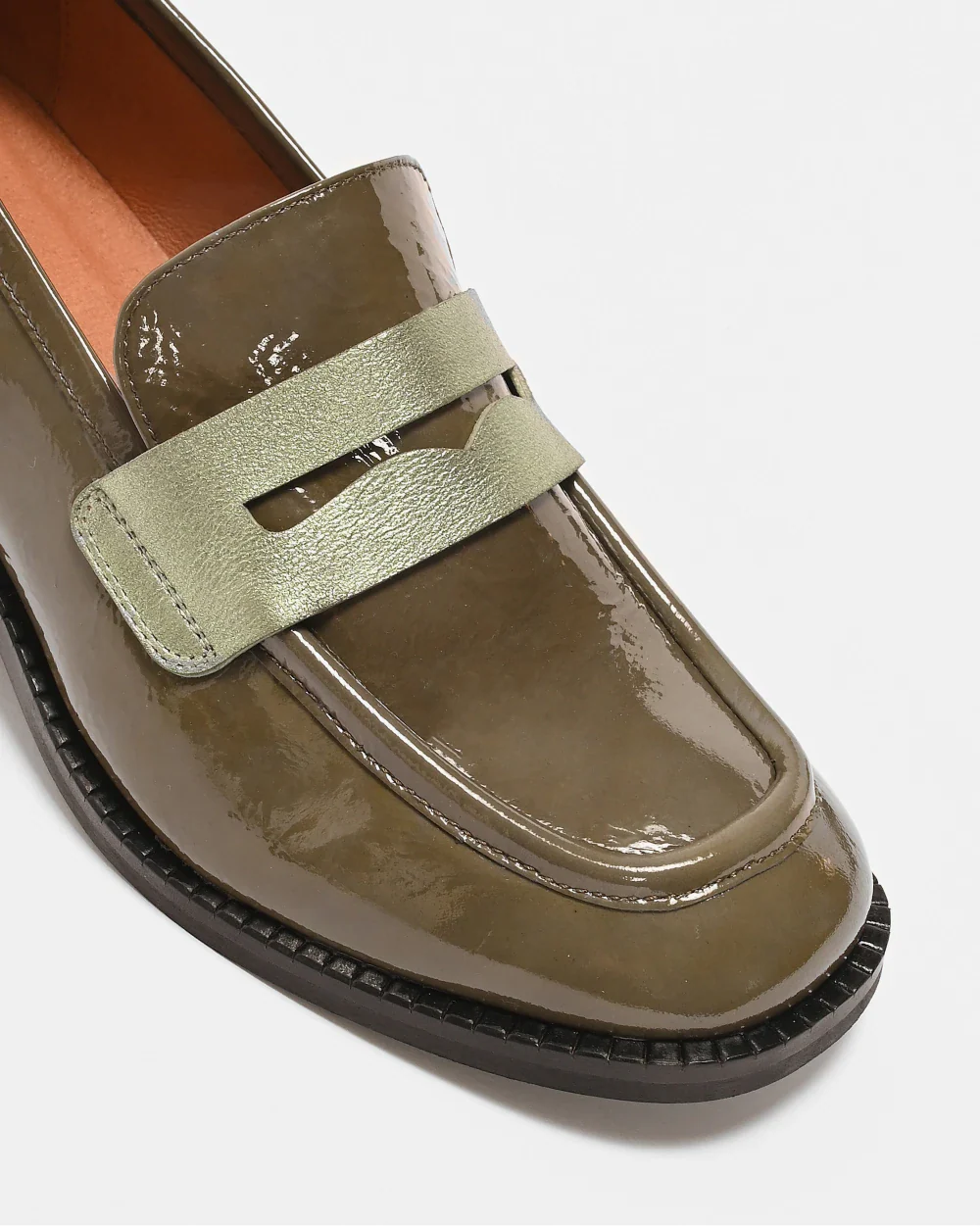 Zoom sur le devant de PABLO, le mocassin à talons pour femme en cuir upcyclé et ultra confortable. Cuir vert kaki vernis.