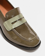 Zoom sur le devant de PABLO, le mocassin à talons pour femme en cuir upcyclé et ultra confortable. Cuir vert kaki vernis.