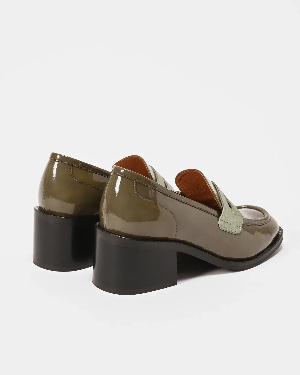 Zoom sur les talons de PABLO, les mocassins à talons pour femme en cuir upcyclé et ultra confortable. Cuir vert kaki vernis.