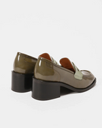 Zoom sur les talons de PABLO, les mocassins à talons pour femme en cuir upcyclé et ultra confortable. Cuir vert kaki vernis.