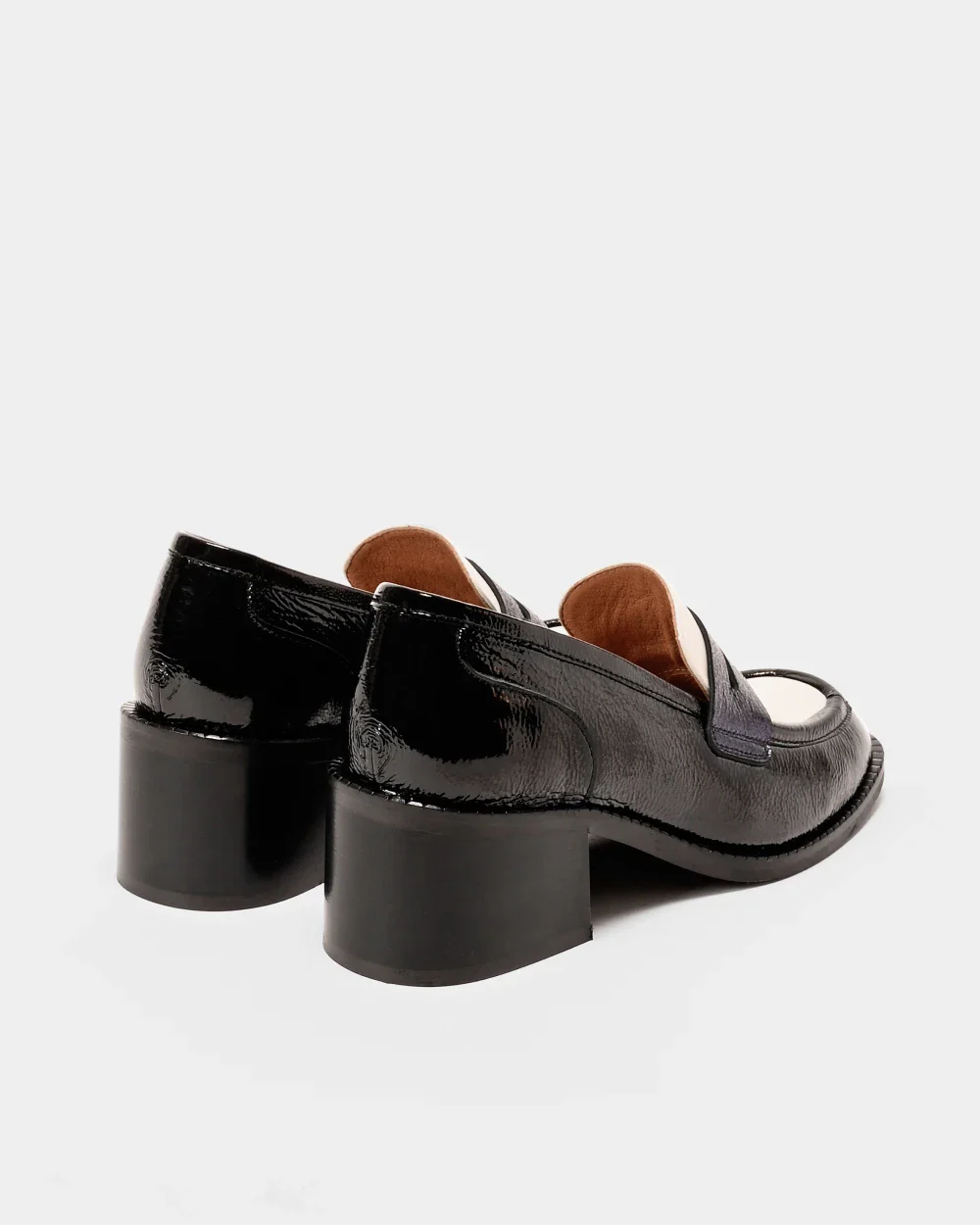 PABLO mocassins à talons pour femme en cuir upcyclé et ultra confortable. Cuir noir vernis et cuir blanc. 