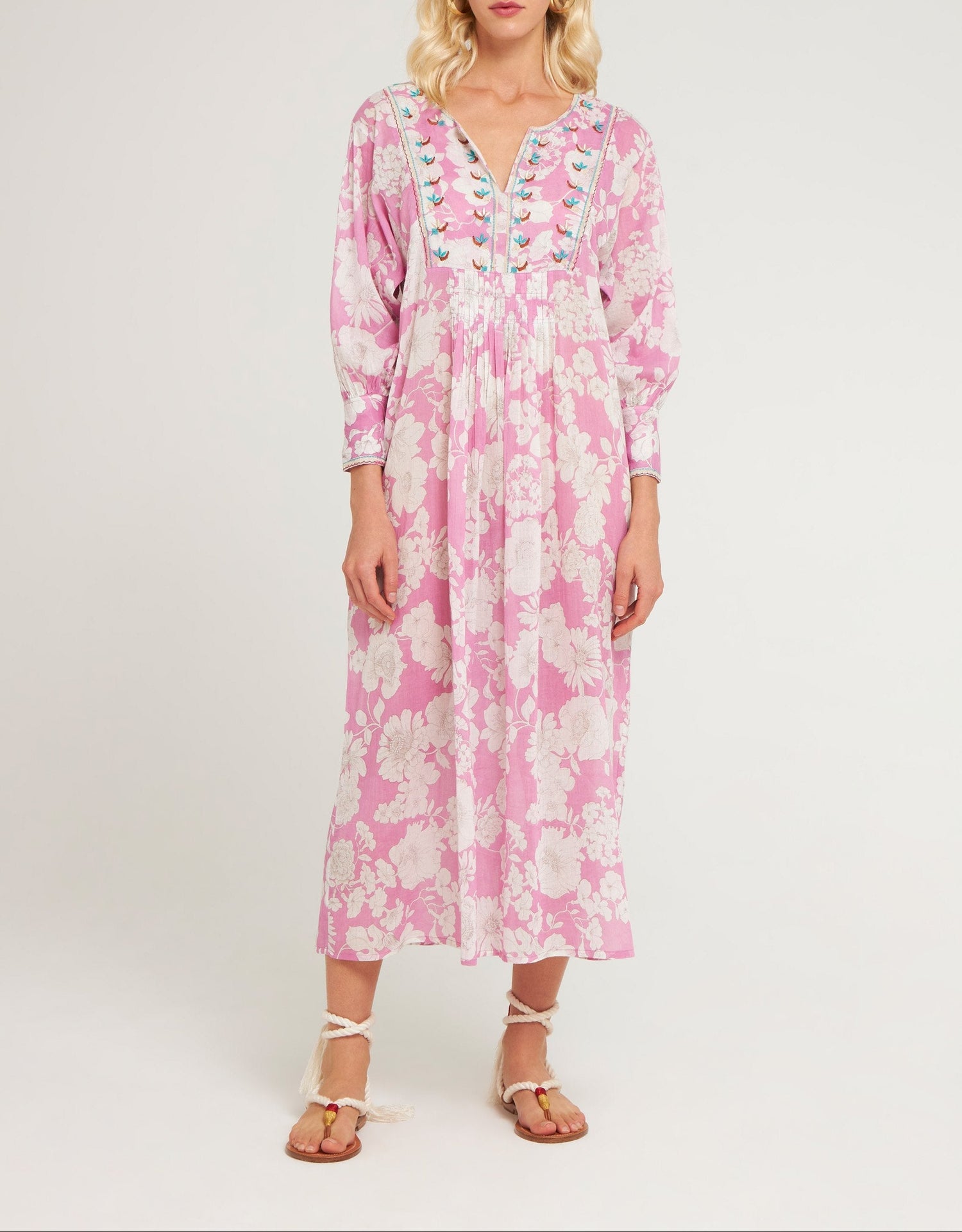 robe longue brodée de pivoines