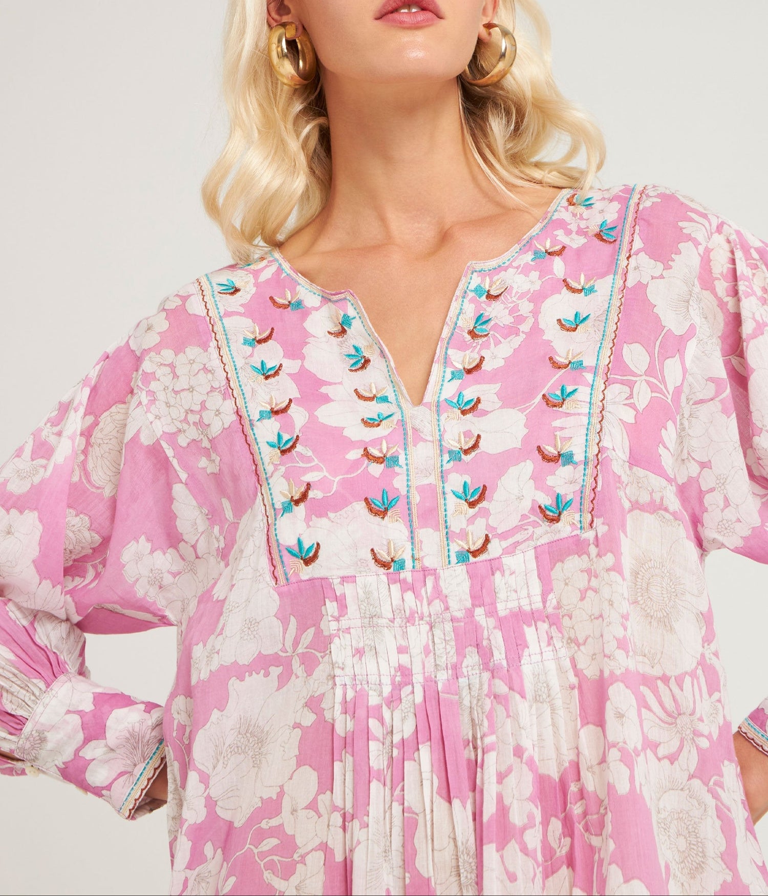 robe longue brodée de pivoines