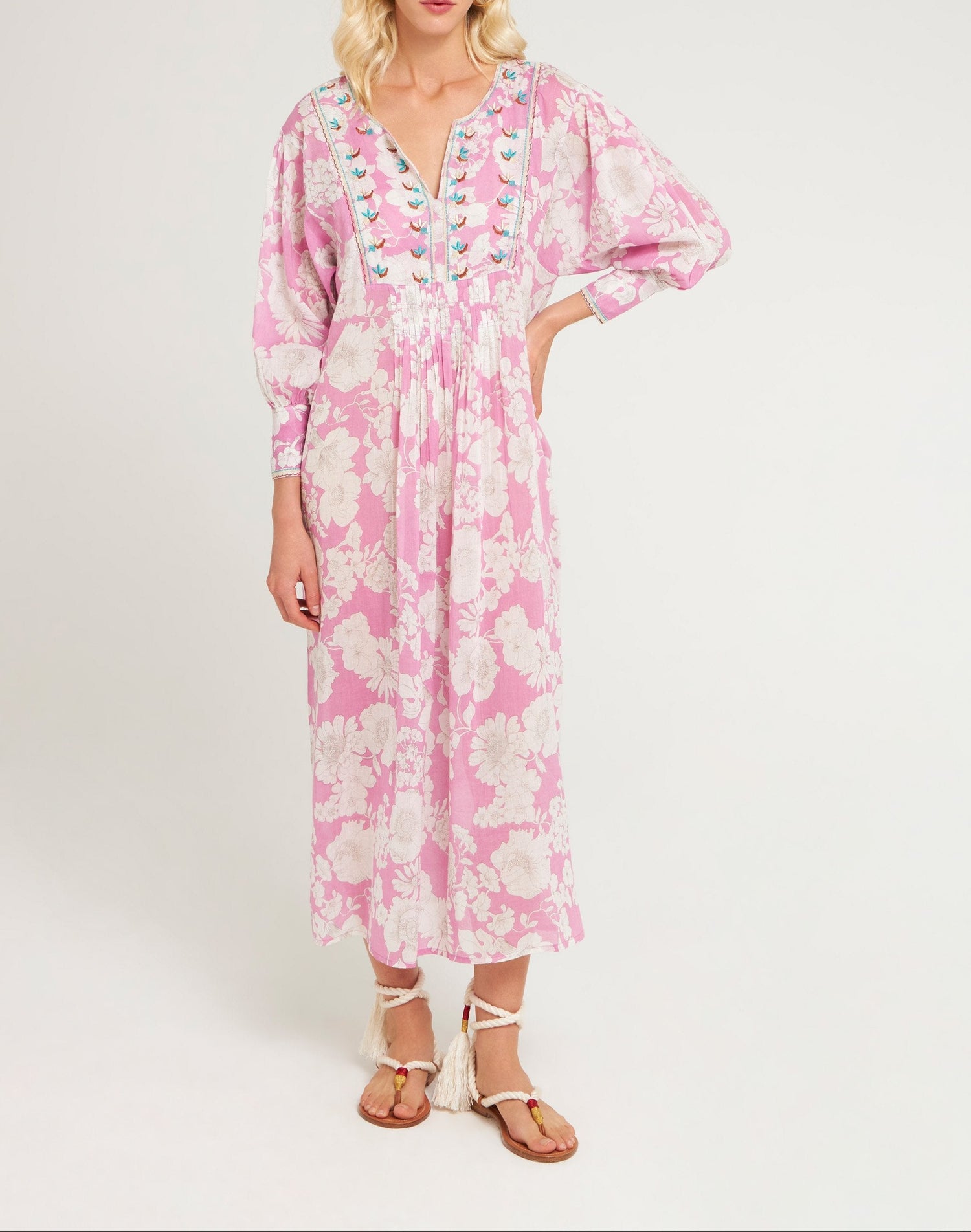 robe longue brodée de pivoines