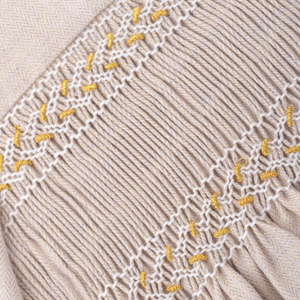 Robe Divine en chevron beige et fil doré smockée sur le devant et le dos