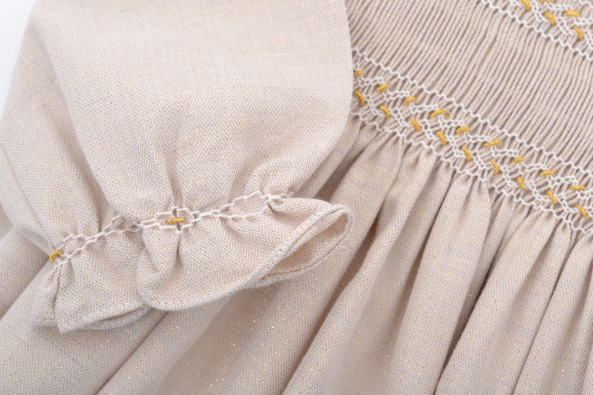 Robe Divine en chevron beige et fil doré smockée sur le devant et le dos