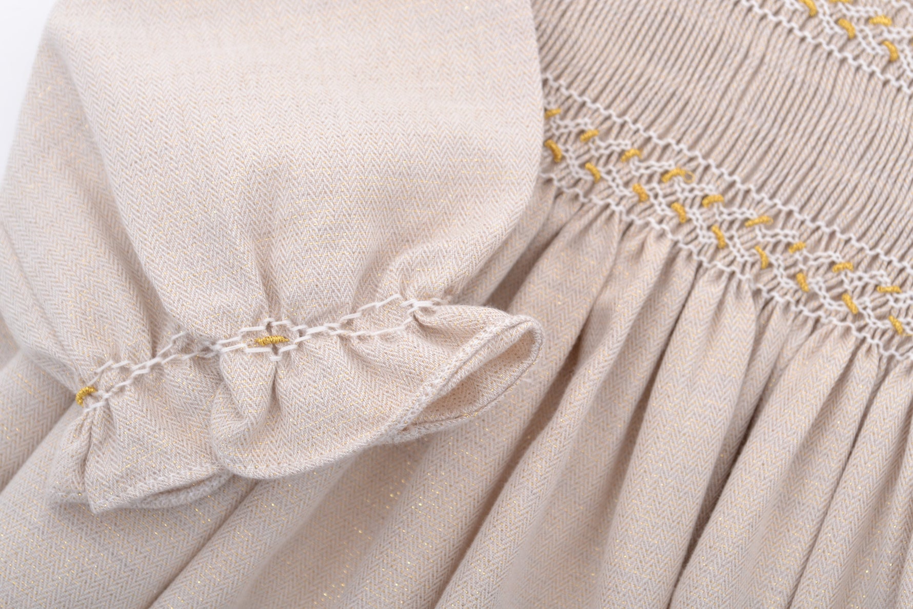 Robe Divine en chevron beige et fil doré smockée sur le devant et le dos