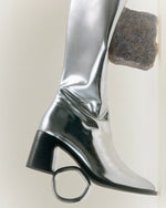 Les bottes CRISTOBAL à talon en cuir upcyclé argent métallisé, avec un talon large de 7cm pour des bottes élégantes, féminines et confortables