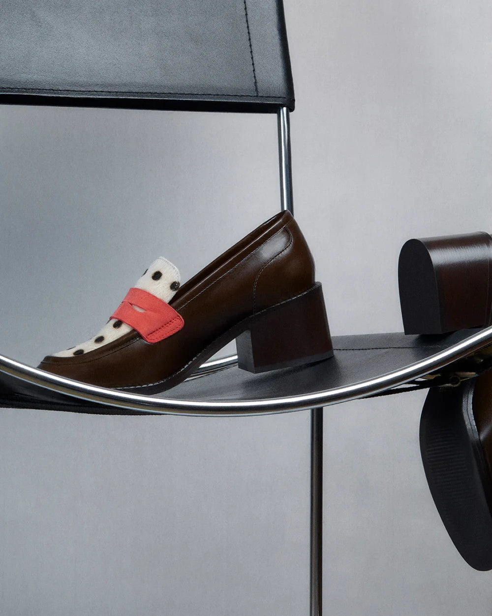 PABLO mocassins à talons pour femme en cuir upcyclé et ultra confortable. Cuir marron glacé et attache corail. 