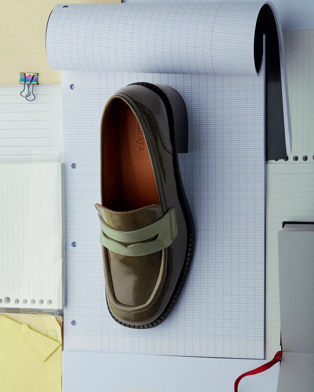 PABLO mocassins à talons pour femme en cuir upcyclé et ultra confortable. Cuir vert kaki vernis à porter avec des chaussettes. 