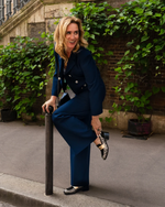 virginie porte nos mocassins à talon en cuir imprimé serpent gris et cuir velours noir