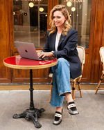 virginie porte nos mocassins à talon en cuir imprimé serpent gris et cuir velours noir