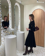 Yael porte les bottes CRISTOBAL à talon en cuir bordeaux embossé crocro