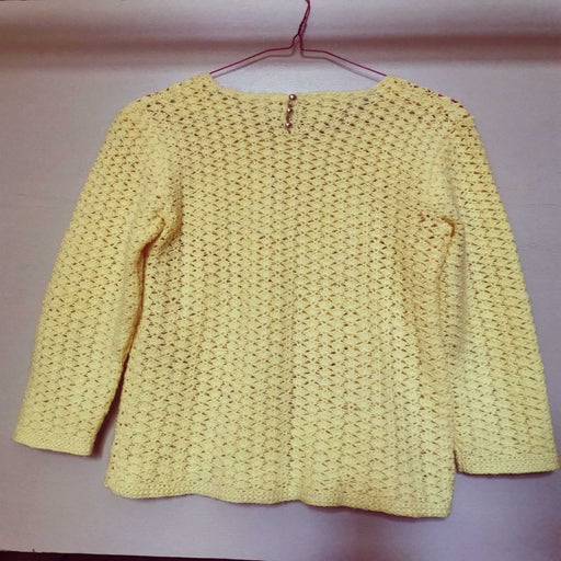 Pull en crochet jaune