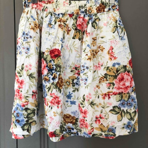 Mini jupe boutonnée à fleurs