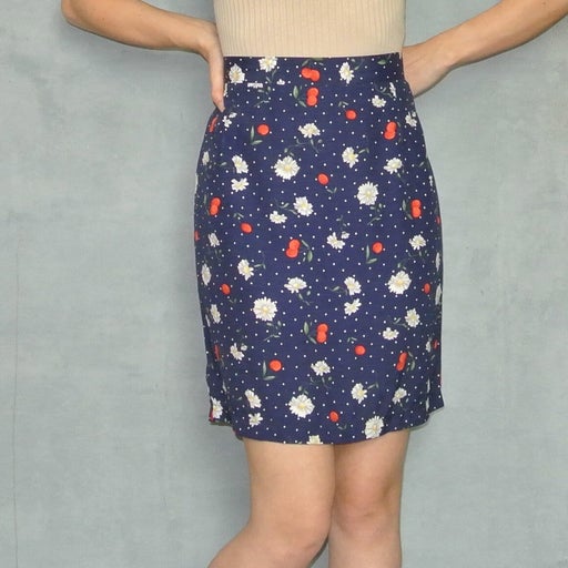 Floral skirt. High waist and straight cut