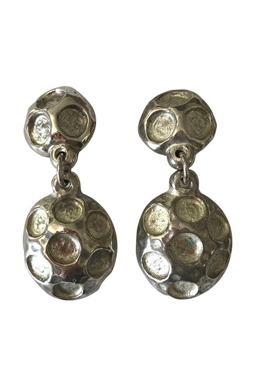 Hanging clip-on earrings text