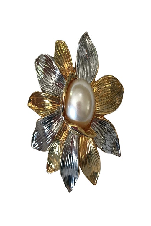 Leaf brooch in gold and silver metal wit
