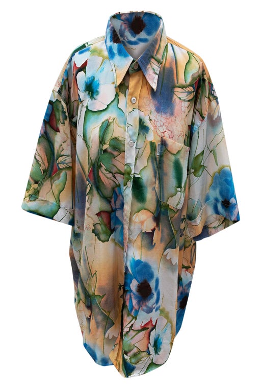 Fluid and relaxed shirt with large flowe