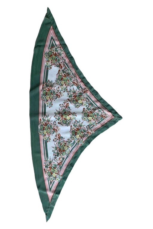 Small triangular scarf in patterned silk