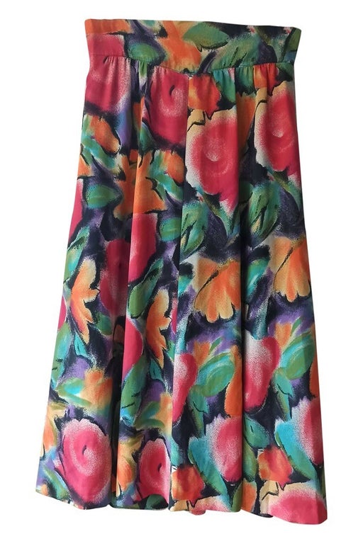 Long flowing skirt with a very summery pattern
