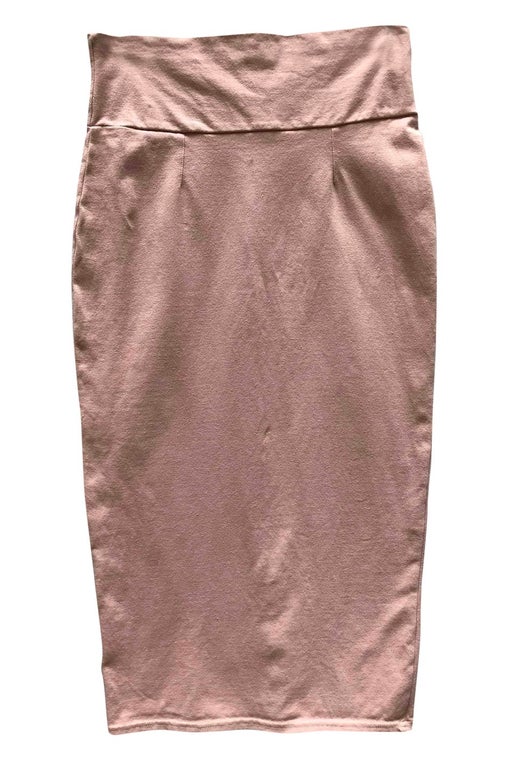 Fitted pale pink pencil skirt, buttoned