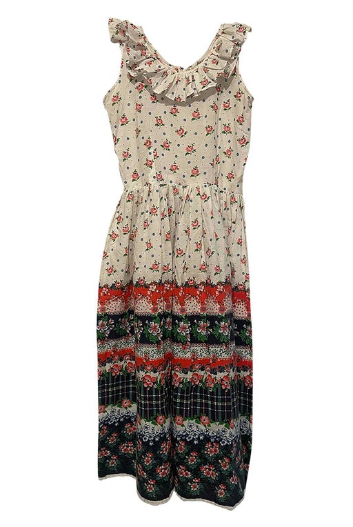 Cotton dress with flower pattern. flying a