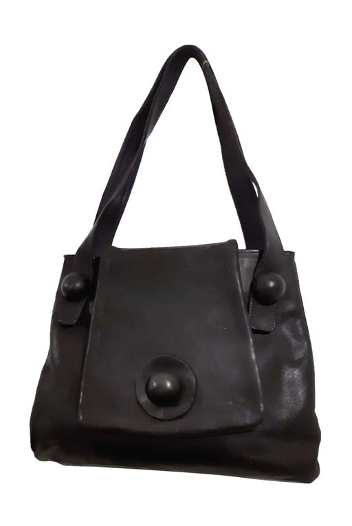 Bag in dark gray lambskin, closed by