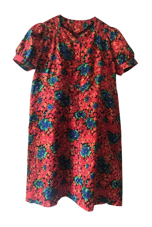 Straight floral dress, short sleeves.