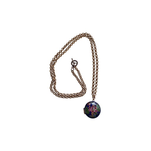 Necklace and golden pendant