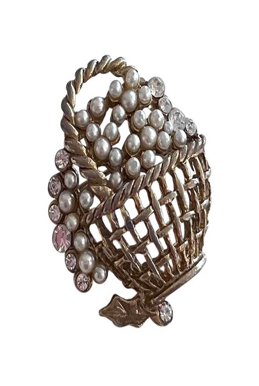 Brooch bouquet of pearls