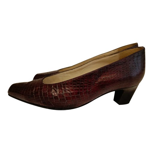 Leather pumps